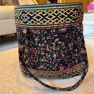 Fantastic Vera Bradley tote with many inside pockets to stay organized